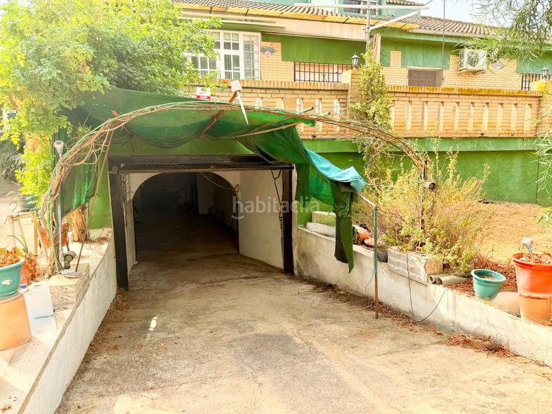 Foto b21b192e-1435-4d49-adf0-28d59347dc2e. Casa chalet con doble vivienda, buhardilla, gran parcela y piscina en urbanización torrepalma en Carmona