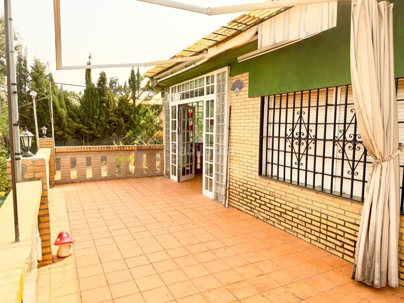 Foto d043efab-2a9c-4aed-a994-8613c974b0bb. Casa chalet con doble vivienda, buhardilla, gran parcela y piscina en urbanización torrepalma en Carmona