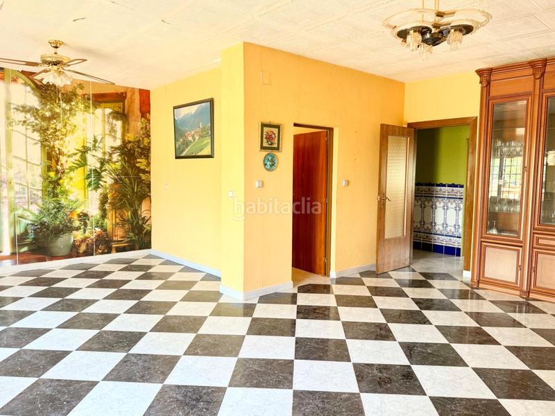 Foto f713bdde-39a4-4c8e-872d-19074b62e795. Casa chalet con doble vivienda, buhardilla, gran parcela y piscina en urbanización torrepalma en Carmona