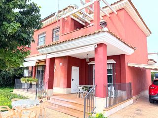 Chalet  Calle enrique granados. Casa independiente ideal para familias con jardín y 4 dormitorio