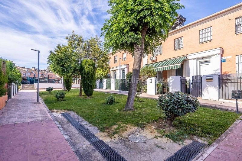 Foto 41c621b9-84d3-4706-9d90-74d0bf530388. Casa adossada amb aparcament a Avenida de Europa Montequinto