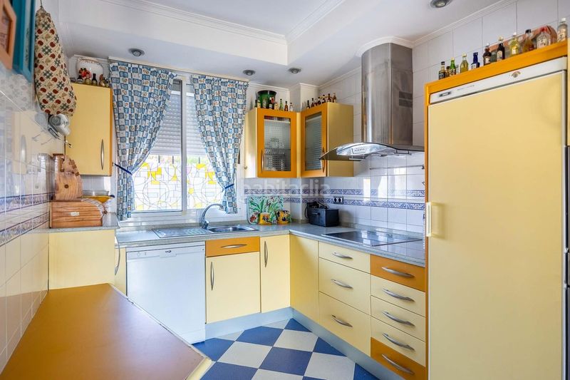 Foto 74d05182-8f7b-43a7-8744-51a325555b8a. Casa adossada amb aparcament a Avenida de Europa Montequinto