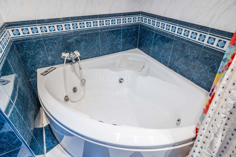 Foto e2423add-8b70-4d74-b1b2-9854f17f189f. Casa adossada amb aparcament a Avenida de Europa Montequinto