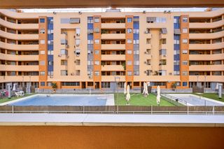 Pis  Calle electricidad. Amplio piso reformado con piscina, garaje y terraza en contadore