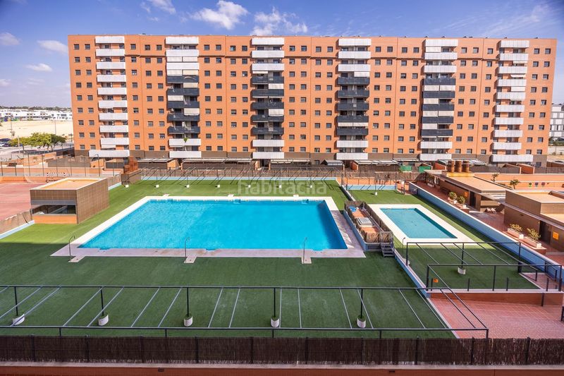Foto 003e5fa0-c807-44f8-b8a7-36c16686b471. Pis amb aparcament piscina a Entrenúcleos Dos Hermanas