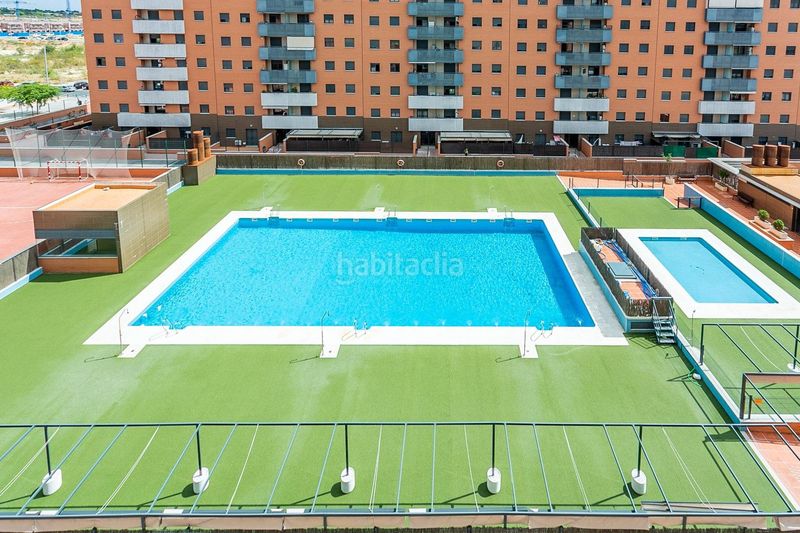 Foto 3e008138-8d13-448b-bc00-0a1cb74984dd. Pis amb aparcament piscina a Entrenúcleos Dos Hermanas