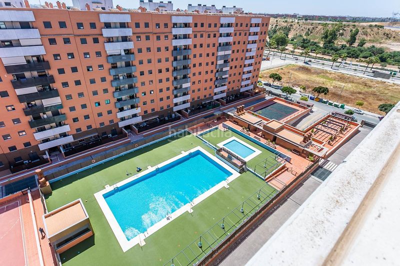 Foto 9b1389f0-b61d-4658-b75e-dd40eed60b05. Pis amb aparcament piscina a Entrenúcleos Dos Hermanas