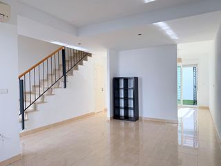 Affitto Casa a schiera  Calle clara campoamor. Casa adosada de 3 dormitorios con patio, terraza y dos plazas de