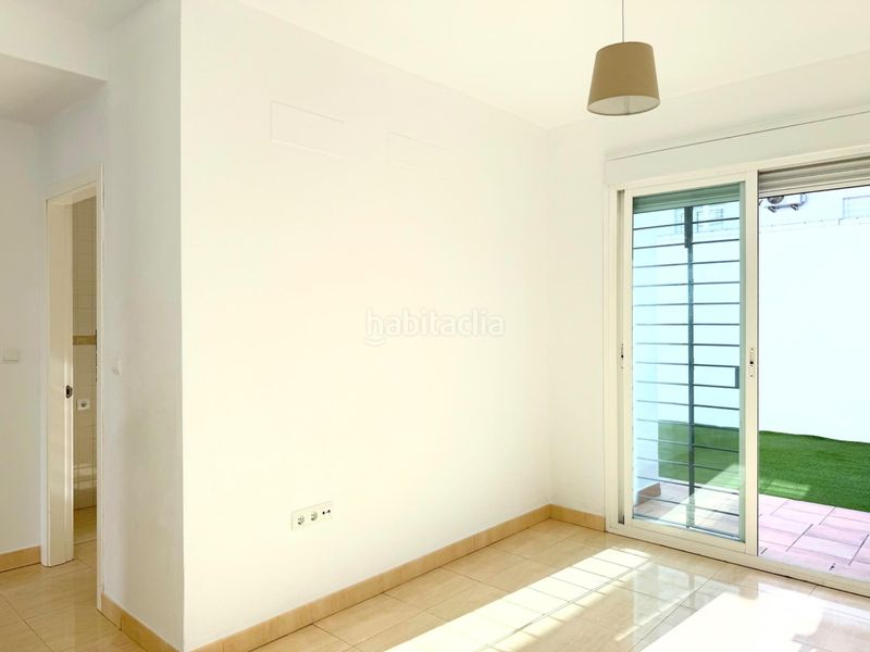 Foto 6674a75e-9a21-4617-a304-36799563e509. Alquiler casa adosada  de 3 dormitorios con patio, terraza y dos plazas de garaje en Palomares del Río