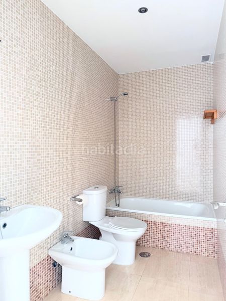 Foto 742a2bfa-3e90-4dfa-9fe2-1c015fe37a76. Alquiler casa adosada  de 3 dormitorios con patio, terraza y dos plazas de garaje en Palomares del Río