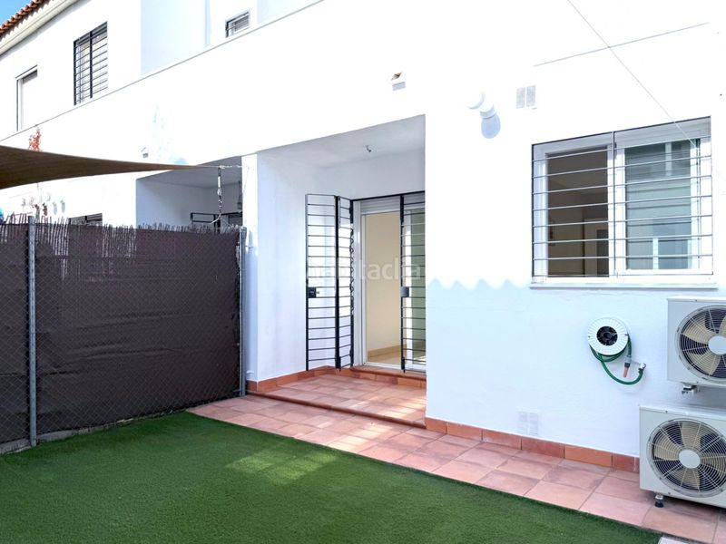 Foto 8d098976-df28-4759-937d-b2513c0dbe86. Alquiler casa adosada  de 3 dormitorios con patio, terraza y dos plazas de garaje en Palomares del Río