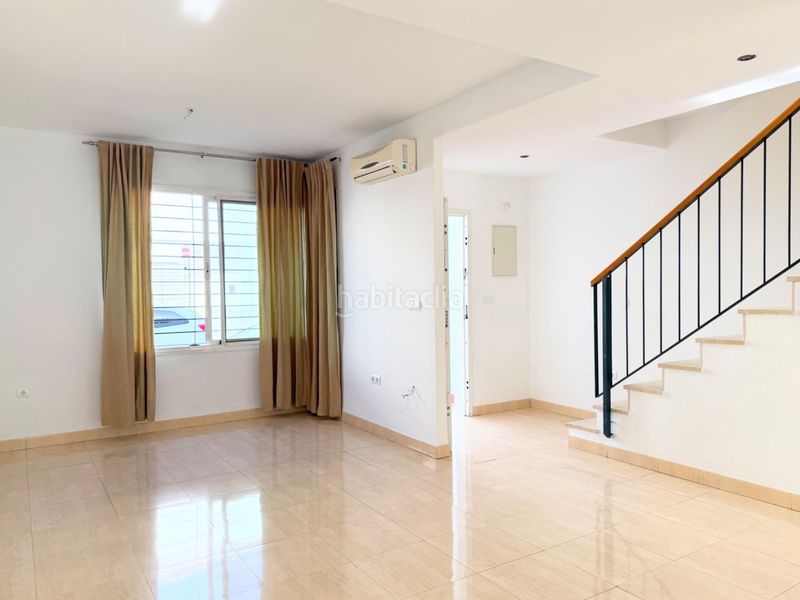 Foto 9092a222-bd53-494c-860b-65933b7a83cb. Alquiler casa adosada  de 3 dormitorios con patio, terraza y dos plazas de garaje en Palomares del Río