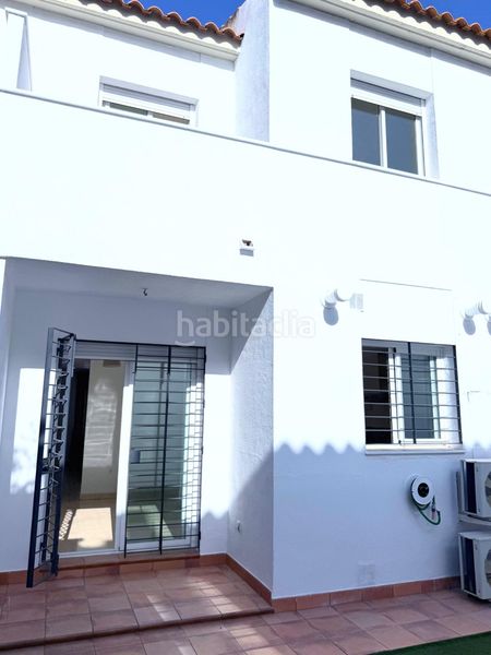 Foto 96ee0a5c-3ce1-4707-abaa-de5eb3a767d5. Alquiler casa adosada  de 3 dormitorios con patio, terraza y dos plazas de garaje en Palomares del Río