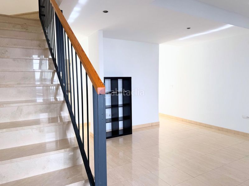 Foto ef4d3628-de57-4017-b542-83443626a612. Alquiler casa adosada  de 3 dormitorios con patio, terraza y dos plazas de garaje en Palomares del Río