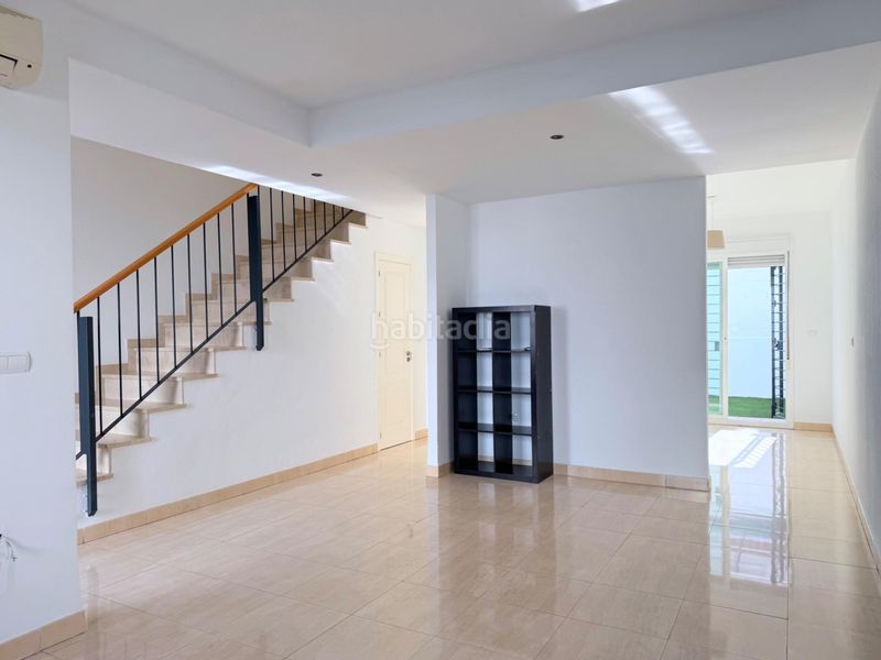 Foto fa39c1d0-c1e6-46e4-b0e0-d343e9495560. Alquiler casa adosada  de 3 dormitorios con patio, terraza y dos plazas de garaje en Palomares del Río