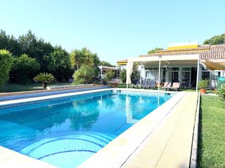 Chalet à Palomares del Río. Exclusivo chalet ubicado en parcela rústica con piscina y aparta