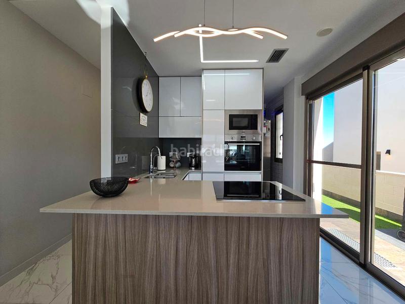 Foto c276f1c0-2f9a-4659-a29a-35196120b800. Chalet con piscina in Los Almendros Orihuela