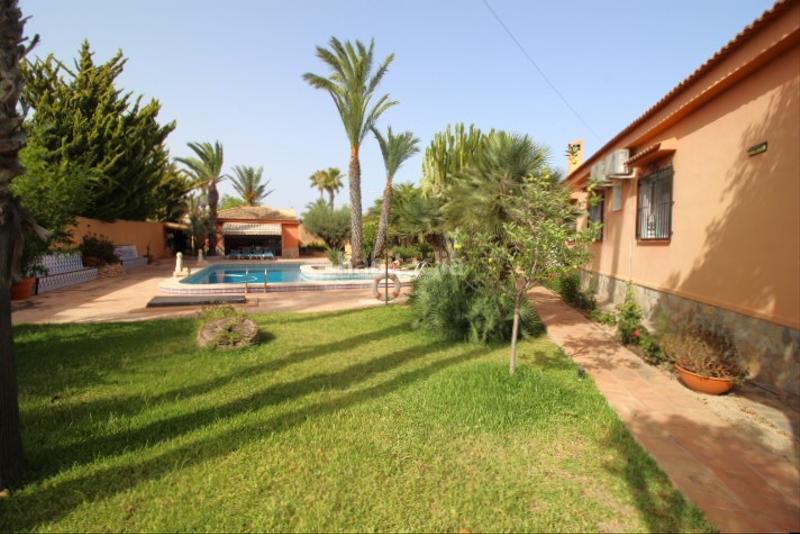 Foto 2e021911-bb11-497d-8262-38b12a57d8c8. Chalet mit parking pool in Zona Carrefour - Urbanizaciones Torrevieja