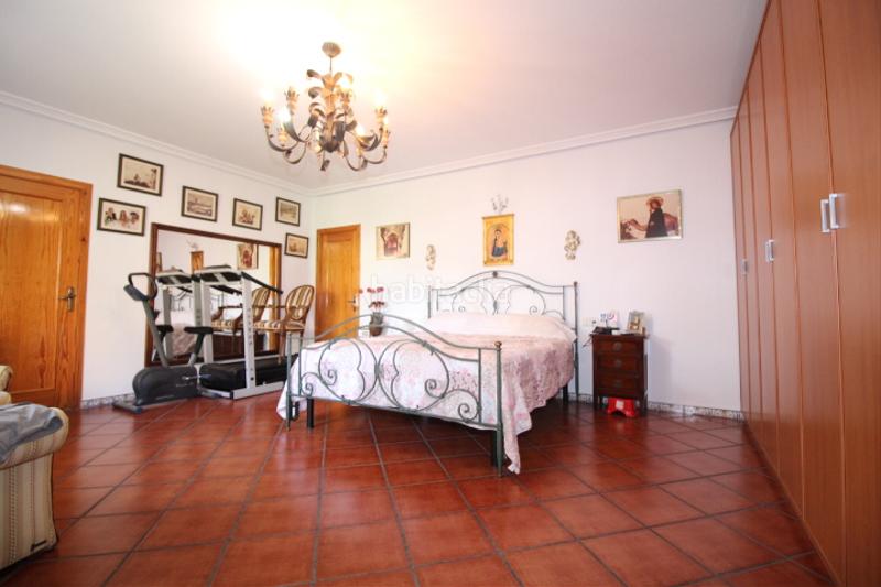 Foto 1e6e55cb-8d9f-48e8-8cd7-604bbfcda1e1. Chalet with parking pool in Zona Carrefour - Urbanizaciones Torrevieja