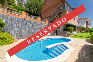 Casa  Santa coloma de cervelló - c/pins. Exclusivo chalet con piscina y vistas de ensueño
