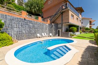 Haus  Santa coloma de cervelló - c/pins. Exclusivo chalet con piscina y vistas de ensueño