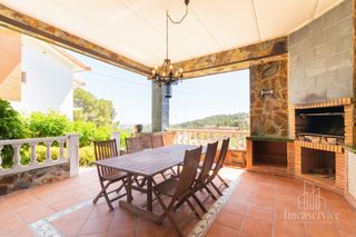 Casa  Santa coloma de cervelló - c/pins. Exclusivo chalet con piscina y vistas de ensueño