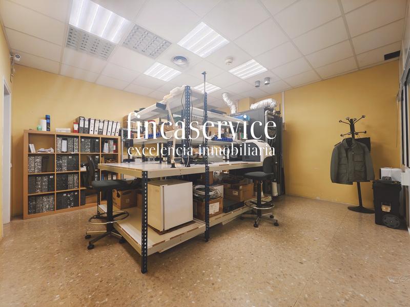 Foto c74ae563-2b7c-42fa-a3ab-49dcf817dd93. Local comercial local amplio, luminoso y con ubicación ideal en Sant Boi de Llobregat