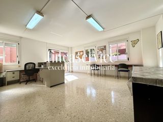 Local Comercial  Santa coloma de cervelló - carrer jaume pau. Local comercial bien distribuido en santa coloma de cervelló