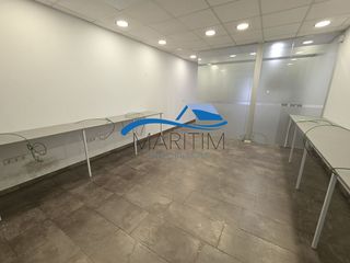 Local Comercial  Sant pere. Local com. en venta en centre, 3 despachos.