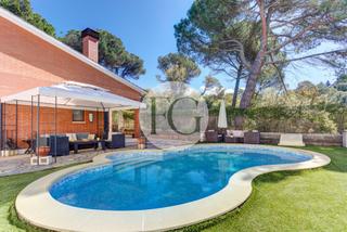 House in De la torre 3. Espectacular casa unifamiliar en una planta, con piscina y gran