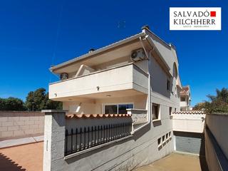 Casa aparellada  Carrer romànic. Gran casa pareada muy cerca del mar