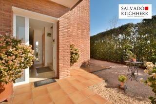 Chalet  Carrer cedre. Precioso chalet con piscina y jardn privado
