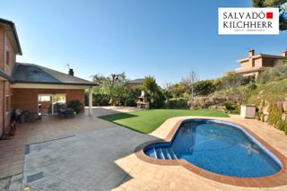 Xalet  Carrer cedre. Precioso chalet con piscina y jardín privado