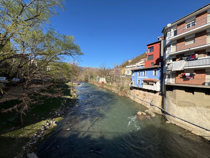 Foto a3e0c81e-04de-4839-a552-bbfe775e445f. Edificio in Ripoll