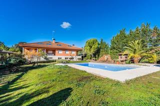 House in Navalquejigo-Los Arroyos. Importante chalet a estrenar con 2 piscinas