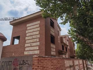 Maison jumelée à Cabanillas del Campo. Chalet adosado en venta en cam. de las peñas