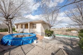 Casa en Colmenar de Oreja. Chalet en balcón del tajo