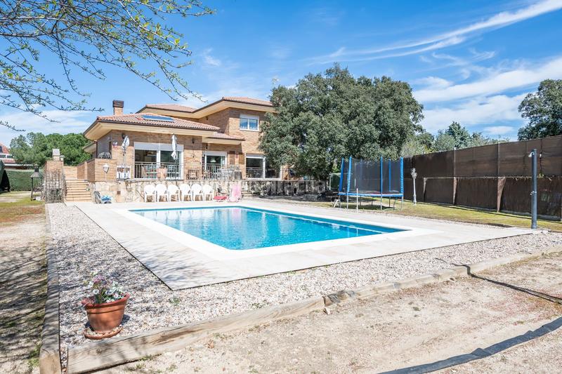 Foto 70c8014d-daed-4681-b354-b1a6cab966d3. Casa chalet independiente en venta en Cerro Alarcón, en Valdemorillo