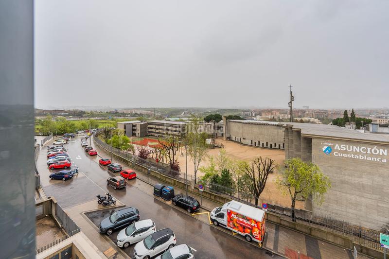 Foto f79fc7a2-9529-4925-870d-8e5f1b391c41. Office space in Sanchinarro Madrid