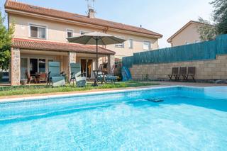 Casa en Colegios. Chalet pareado en venta  moralzarzal