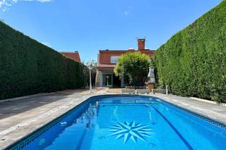 Casa en Urbanizaciones. Chalet pareado en venta  rivas