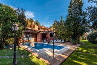 Haus in Urbanización La Moraleja. Excelente chalet en parcela de 2.600 m, con máxima privacidad, e