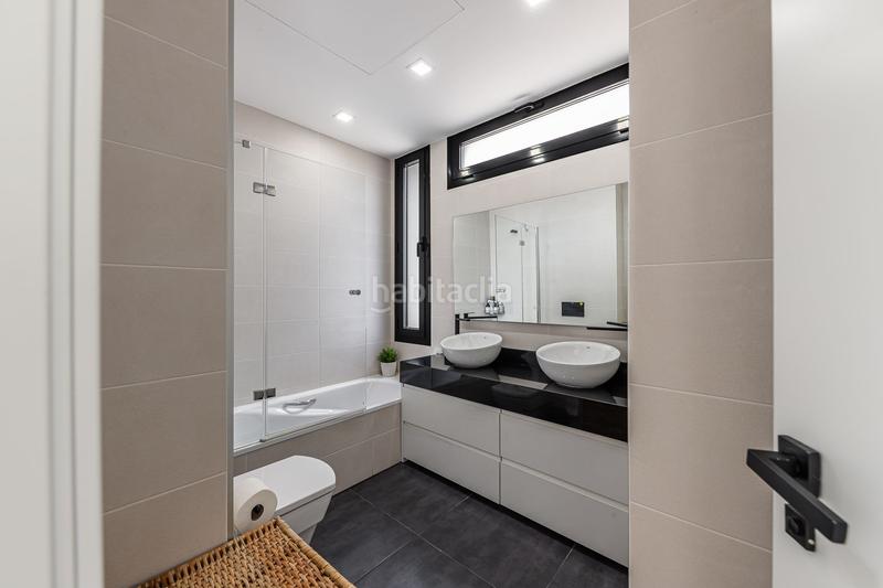 Foto 0d10a025-db65-4eef-b7ea-37555f8eeec0. Casa amb calefacció piscina a Montecarmelo Madrid