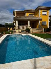 Casa a Centro. Chalet exclusivo en venta con piscina y jardín  mutxamel
