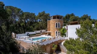 Casa en Sant Antoni de Portmany. Villa de lujo de estilo ibicenco con vistas al mar y licencia tu