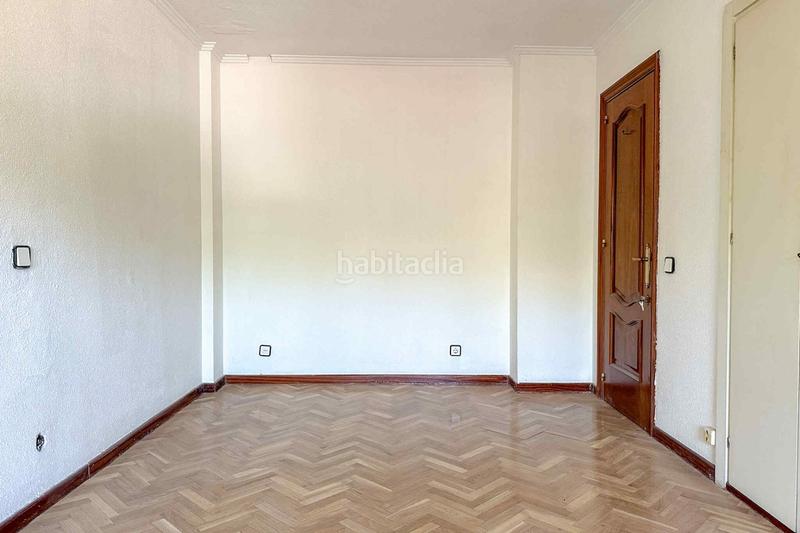 Foto 7f6626f5-c079-4b30-a51f-d6f46a337044. Casa amb calefacció a Alameda de Osuna Madrid