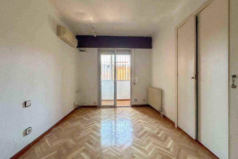 Foto a29db577-8e16-4245-baf2-e03e28ff8e0d. Casa amb calefacció a Alameda de Osuna Madrid