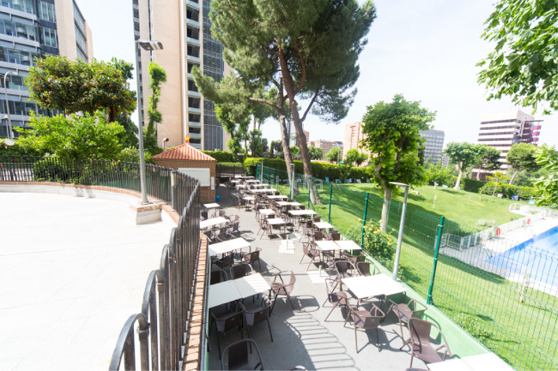 Foto b01d1219-7b78-4493-a014-e6e2065a9c6a. Àtic amb piscina a Costillares Madrid