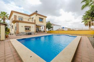 Casa a Centro. Villa en venta  alhaurín el grande