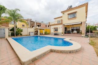 Casa a Centro. Villa en venta  alhaurín el grande